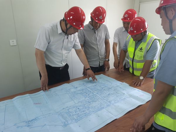 技术先行-李占武在现场与技术人员研究施工方案_副本.jpg 技术先行-李占武在现场与技术人员研究施工方案_副本.jpg